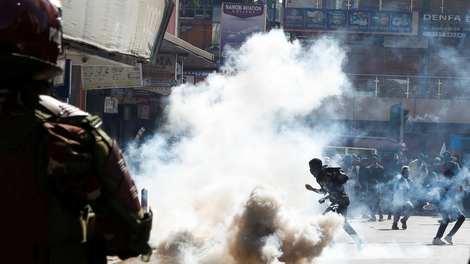 Prise d'assaut du Parlement.  Des manifestants ont incendié la mairie, 10 personnes sont mortes